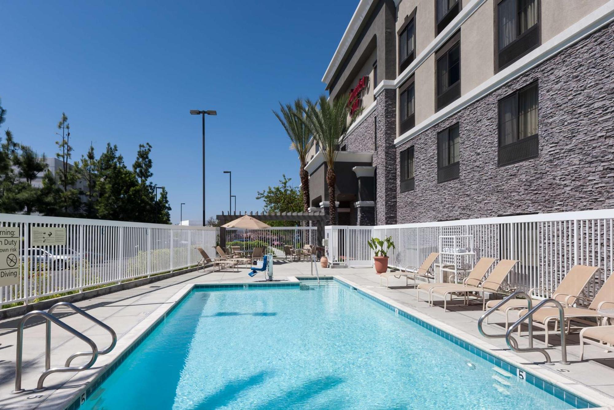 Hampton Inn Los Angeles Orange County Сайпресс Экстерьер фото